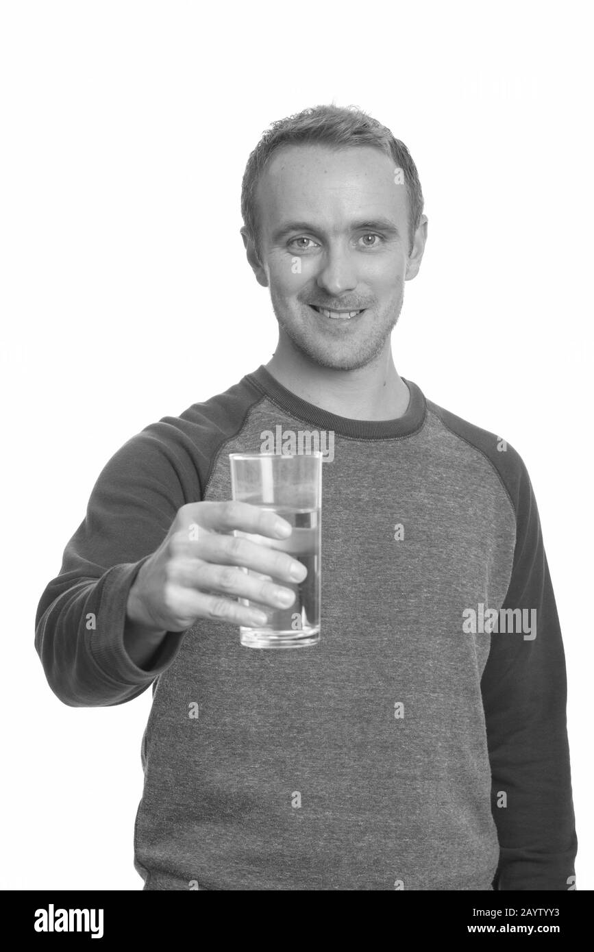 Portrait de l'homme heureux de l'eau potable Banque D'Images