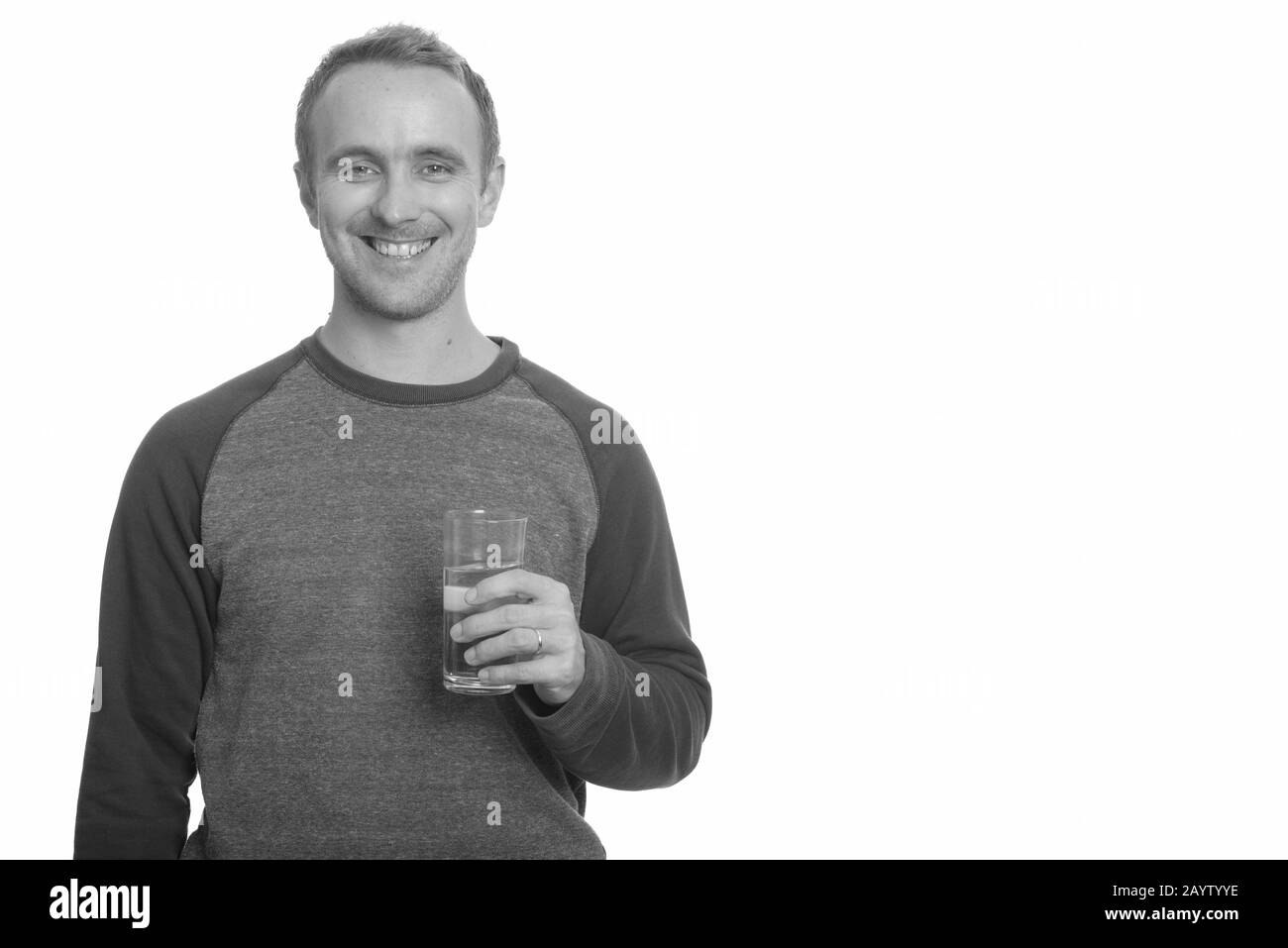 Portrait de l'homme heureux de l'eau potable Banque D'Images
