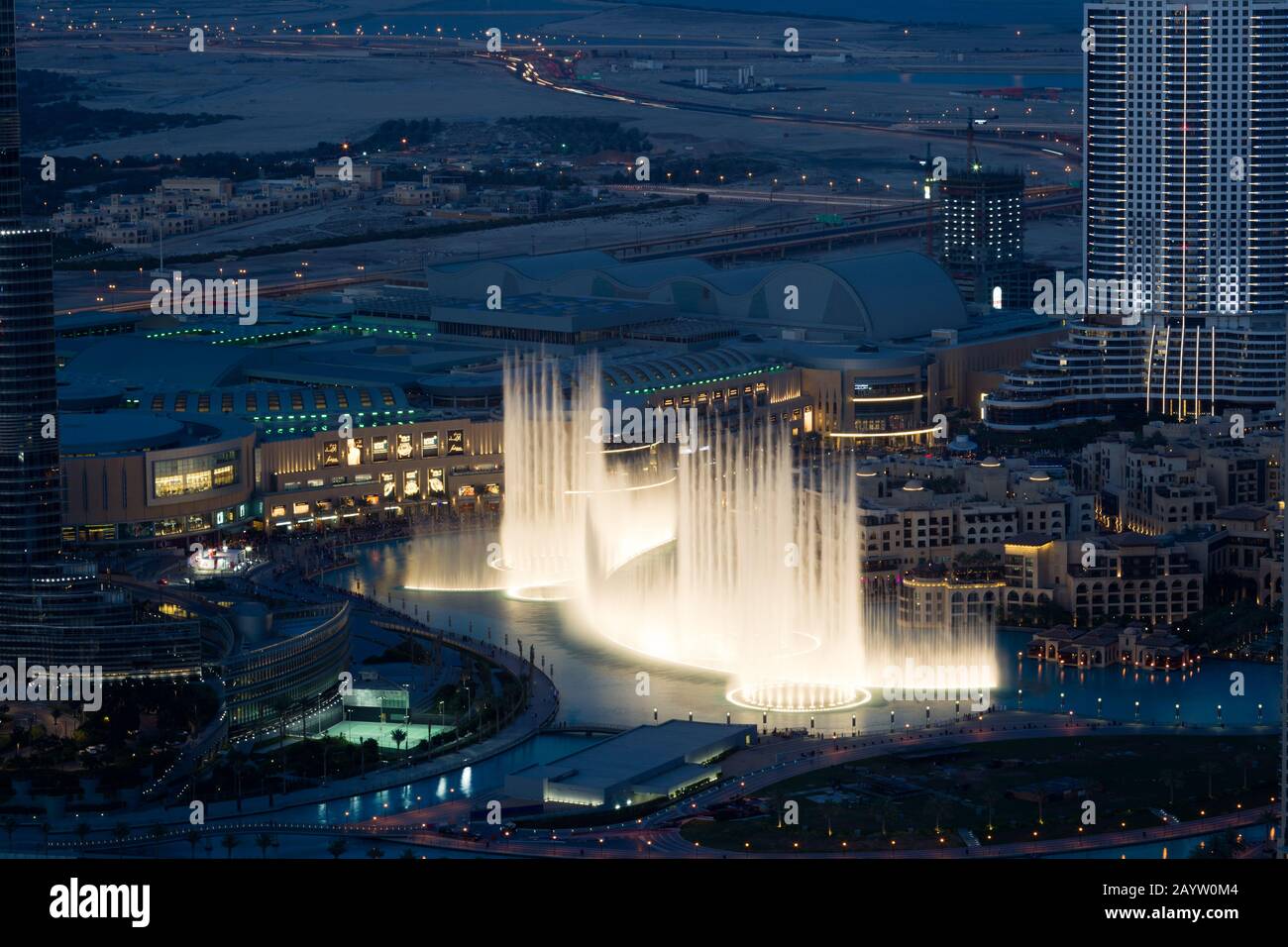 Vue de loin sur un toit, la fontaine de Dubaï se produit au pied du Burj Khalifa à Dubaï, aux Émirats arabes Unis. Banque D'Images
