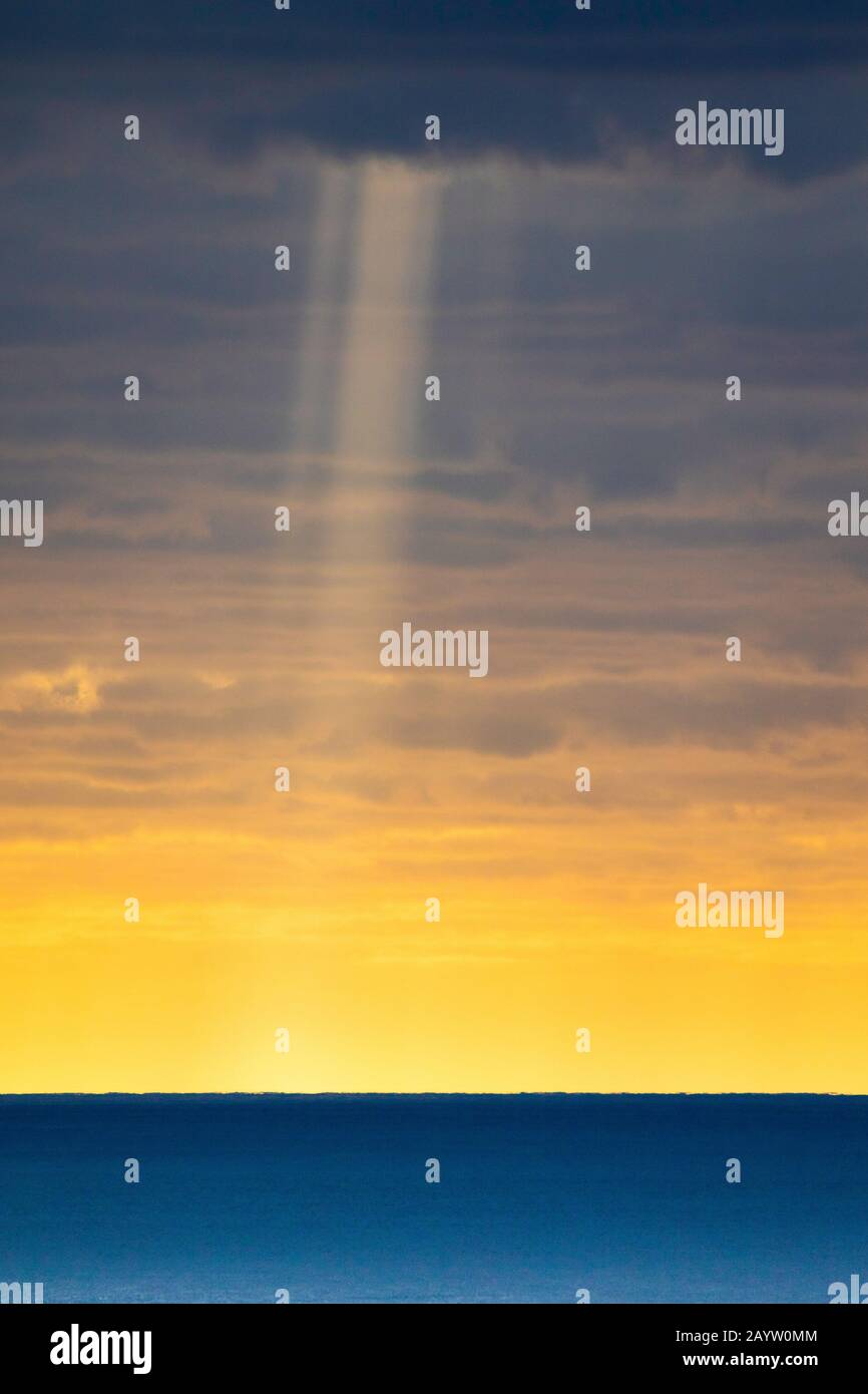 Rayons crépusculaires sur la mer du Nord, l'Allemagne, le Schleswig-Holstein, l'héligoland Banque D'Images