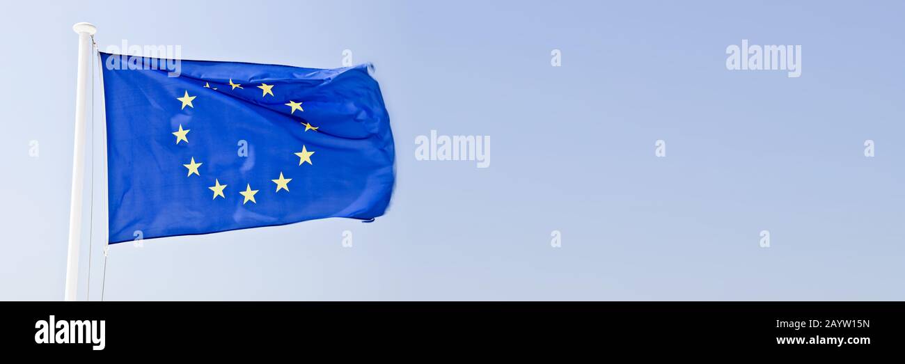 Drapeau européen dans le vent sur fond de ciel panoramique Banque D'Images