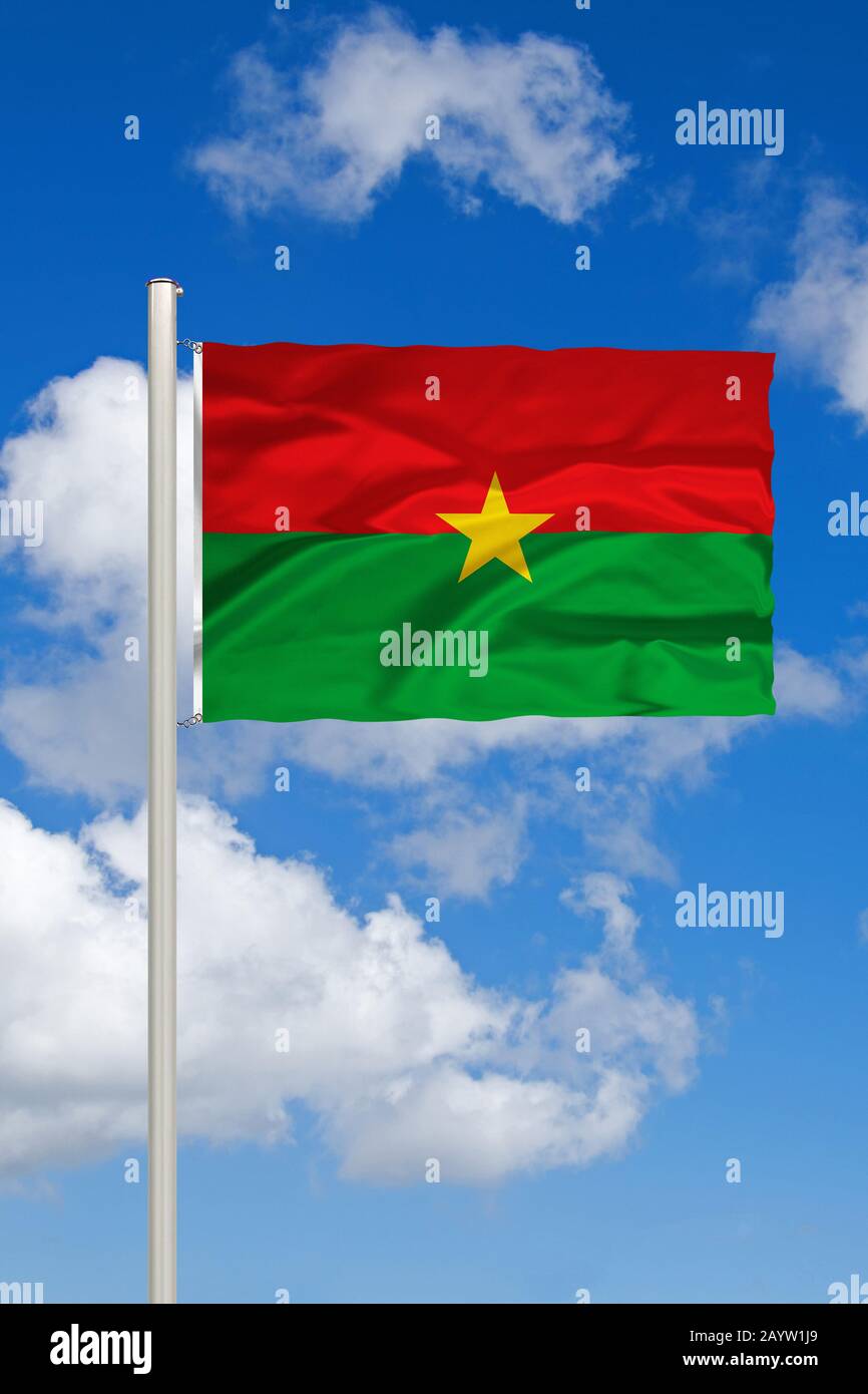Drapeau du Burkina Faso devant le ciel bleu nuageux, Burkina Faso Banque D'Images
