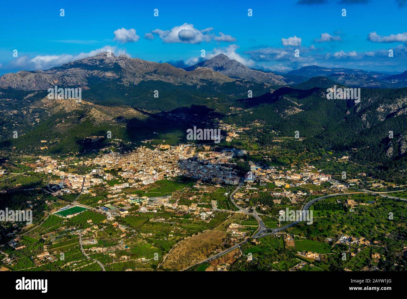 Vue aérienne du village Andratx, Serra de Tramuntana en arrière-plan, Espagne, Iles Baléares, Majorque, Andratx Banque D'Images