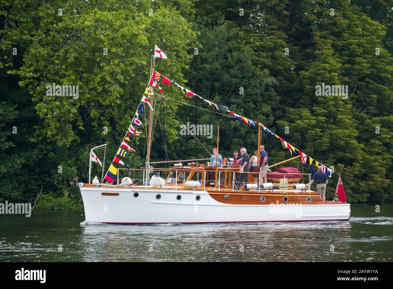 Le Petit bateau Dunkerque 'Lady Lou' sur la Tamise près de Henley-on-Thames avec des petits pains et des drapeaux Banque D'Images