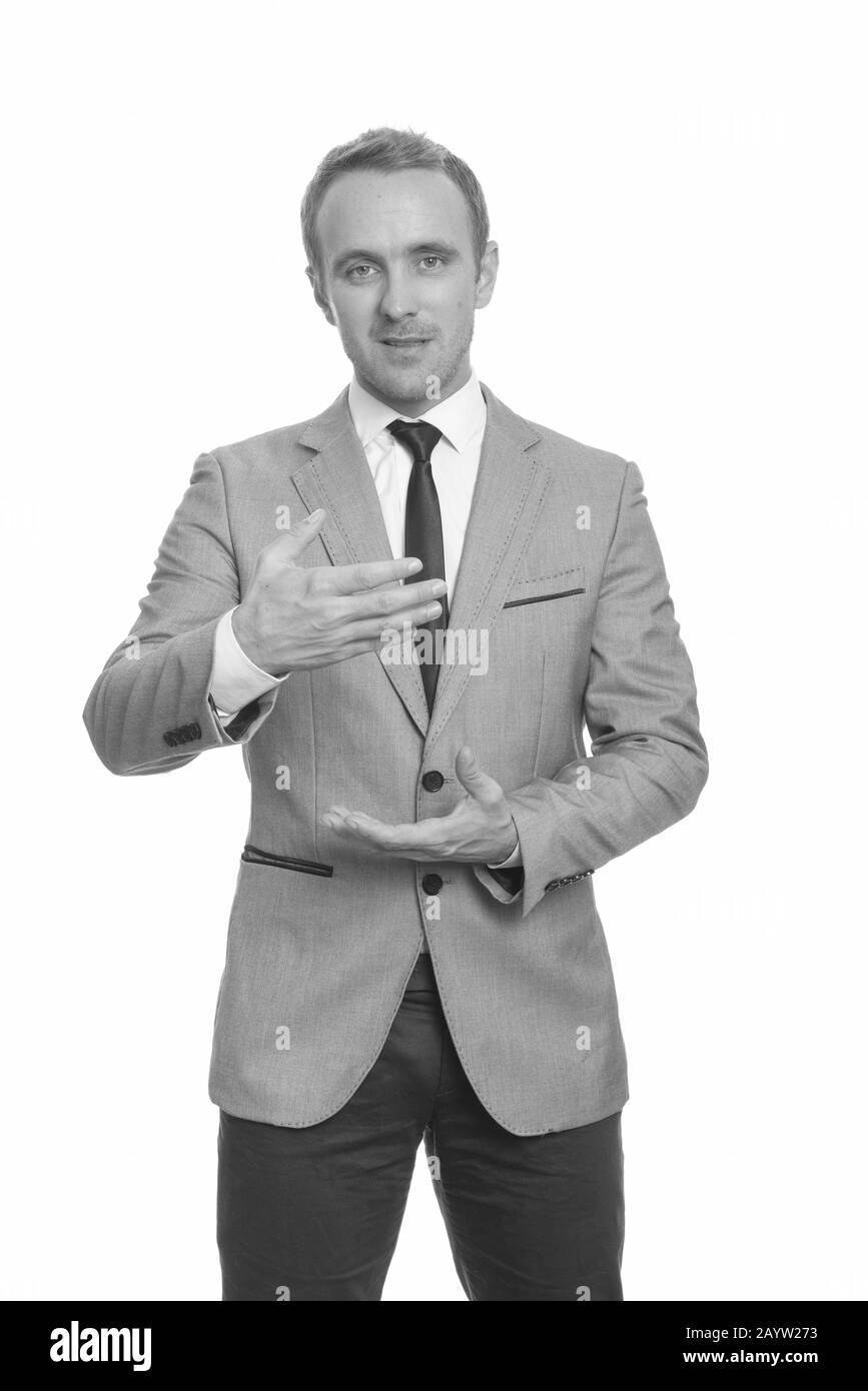 Portrait de beau homme d'affaires en costume donnant le discours Banque D'Images