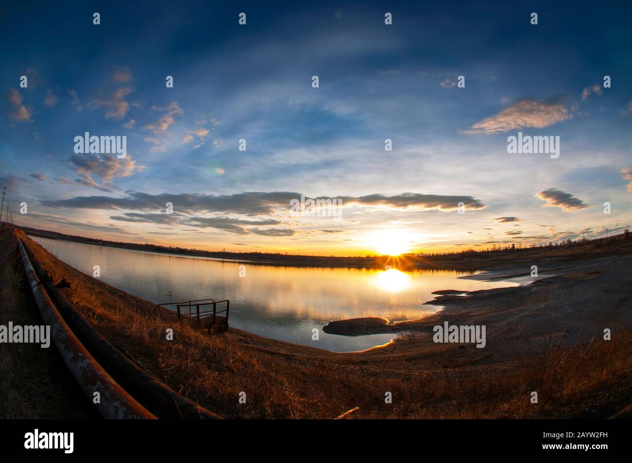 lever de soleil coloré sur un lac forestier en automne Banque D'Images