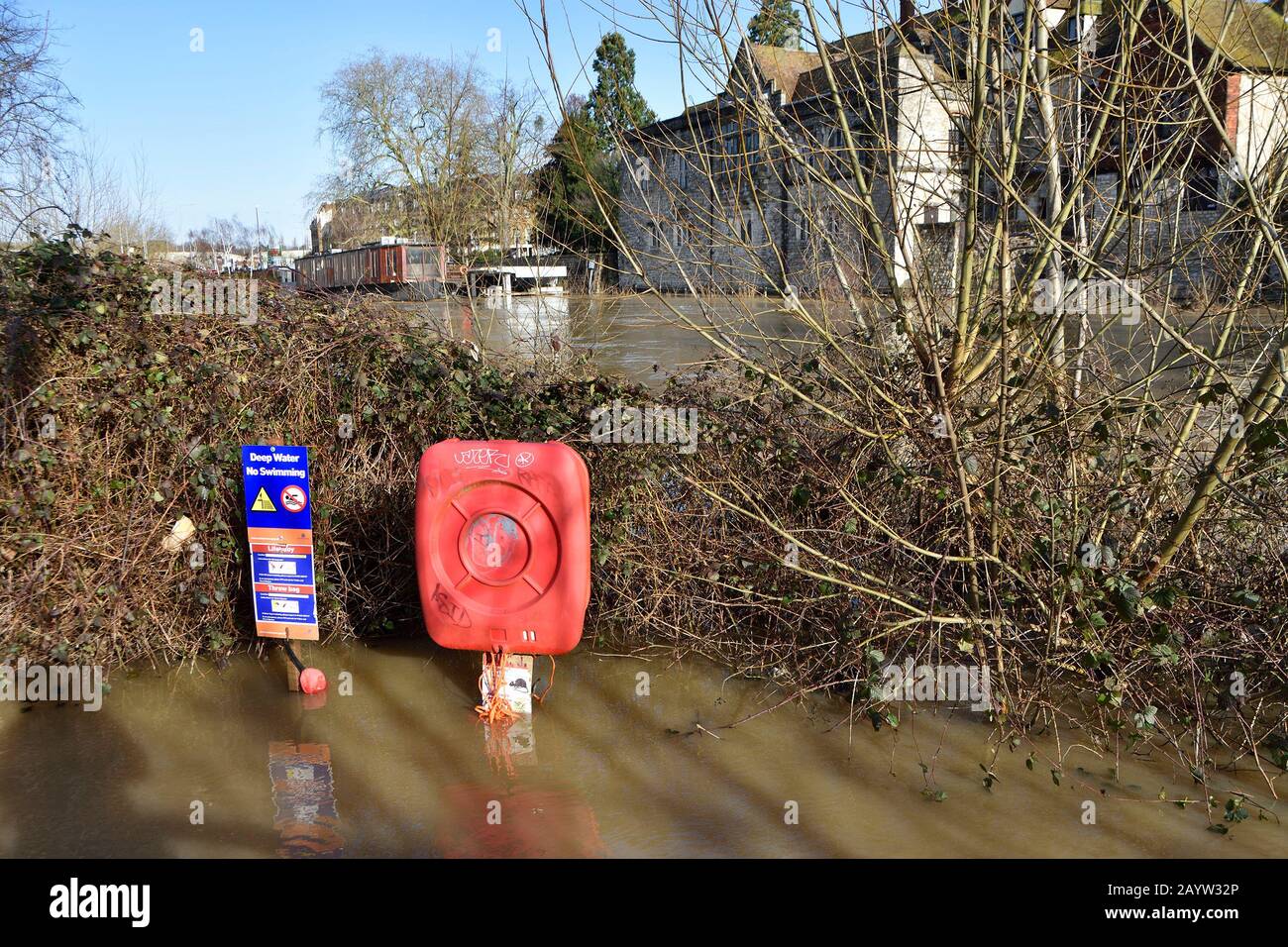 Maidstone, Kent, Royaume-Uni. 17 février 2020. Ciel bleu et inondation dans le centre de Maidstone après une autre nuit de vent et de fortes pluies. Avertissement « eau de mer » crédit: PjrFoto/Alay Live News Banque D'Images