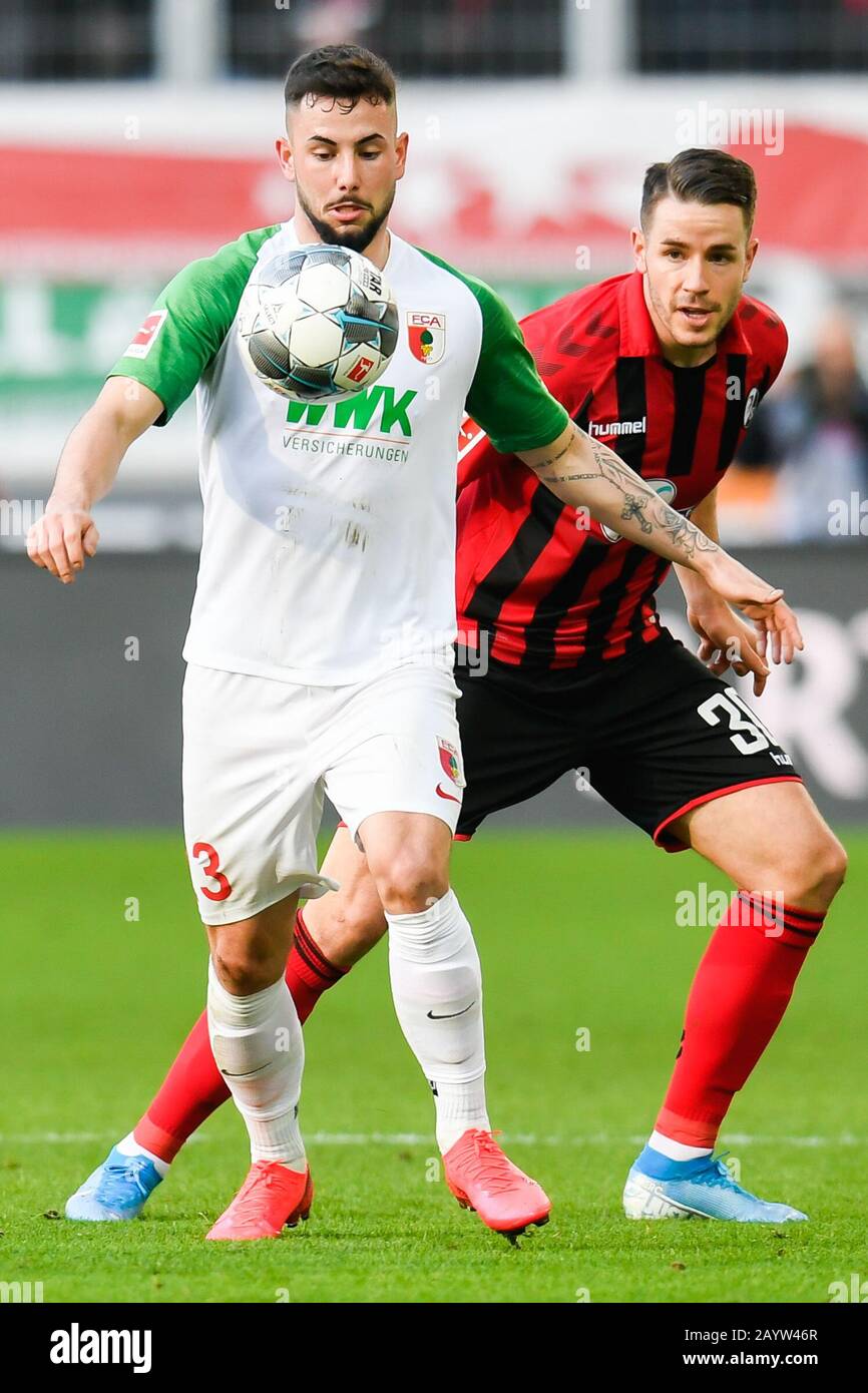 Augsbourg, Allemagne. 15 février 2020. Football: Bundesliga, 22ème jour de jumelage, FC Augsburg - SC Freiburg, WWK Arena. Marco Richter (l) d'Augsburg contre Christian Günter (r) de Fribourg. Crédit: Tom Weller/dpa - NOTE IMPORTANTE: Conformément aux réglementations de la DFL Deutsche Fußball Liga et de la DFB Deutscher Fußball-Bund, il est interdit d'exploiter ou d'exploiter dans le stade et/ou à partir du jeu des photos prises sous forme d'images de séquence et/ou de séries de photos de type vidéo./dpa/Alay Live News Banque D'Images