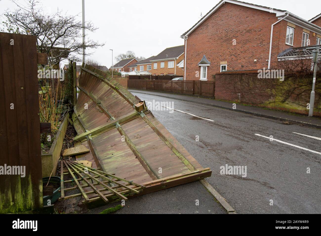 Une clôture de jardin qui a été soufflée par de forts vents causés par la tempête Dennis dans la ville de Gillingham, Dorset. Le Storm Dennis est arrivé le 15.02.2020 A. Banque D'Images