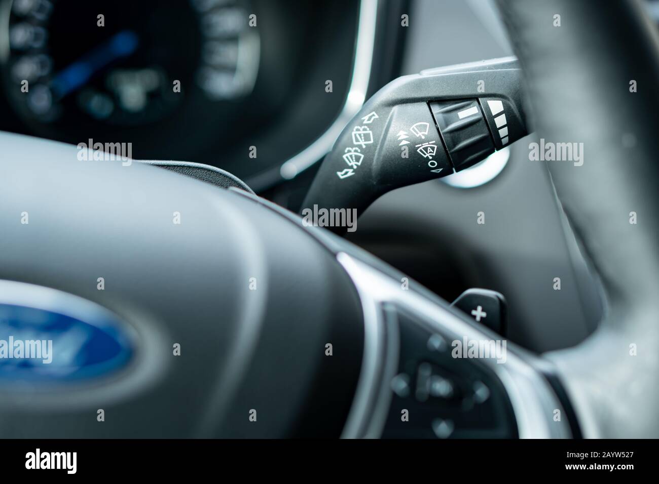 Levier d'essuie-glace avec capteurs de pluie Banque D'Images Levier d'essuie-glace avec capteurs de pluie Banque D'Images