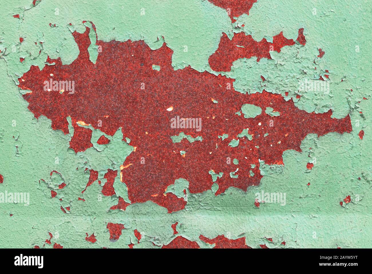 Vue de dessus gros plan sur une feuille de vieux métal rouillé avec peinture verte peeling. Arrière-plan abstrait de texture rouillée Banque D'Images