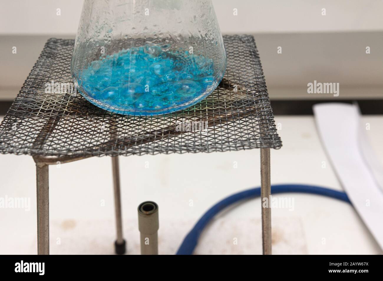 Faire des cristaux de sulfate de cuivre dans une expérience scientifique de  l'école britannique Photo Stock - Alamy