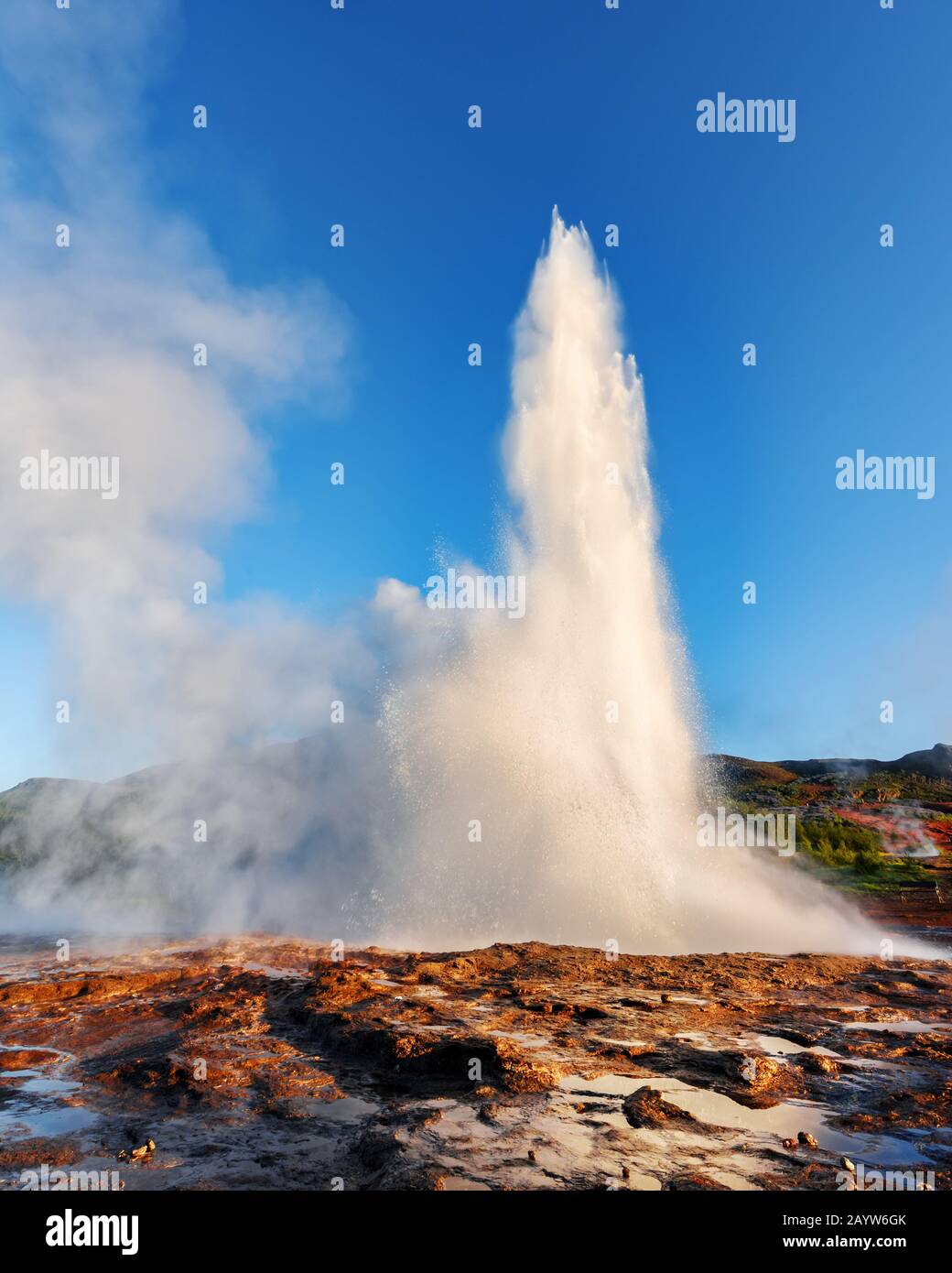 Une puissante éruption du célèbre geyser Strokkur dans le sud-ouest de l'Islande, en Europe. Banque D'Images
