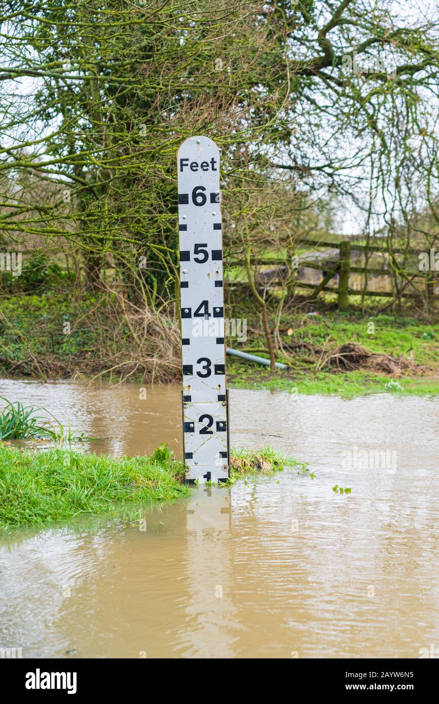 Indicateur de jauge de rivière à une Ford dans Beaucoup Hadham, Hertfordshire. ROYAUME-UNI Banque D'Images