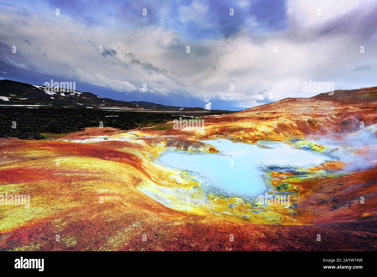 Lac chaud acide avec eau turquoise dans la vallée géothermique Leirhnjukuur, près du volcan Krafla, Islande, Europe. Photographie de paysage Banque D'Images