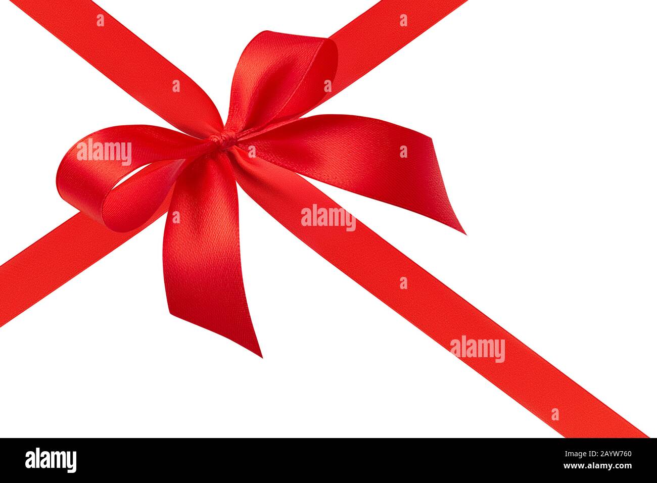 Vue latérale d'un superbe noeud de luxe chic et simple fait à la main avec deux boucles et un ruban cadeau rouge brillant en soie attaché avec une croix isolée sur blanc Banque D'Images