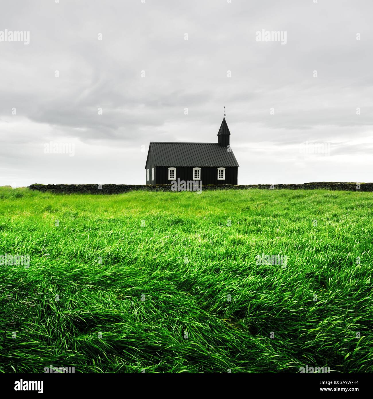 Paysage fantastique avec la célèbre église noire pittoresque de Budir à la péninsule de Snaefellsnes région en Islande et champ de beauté vert herbe Banque D'Images