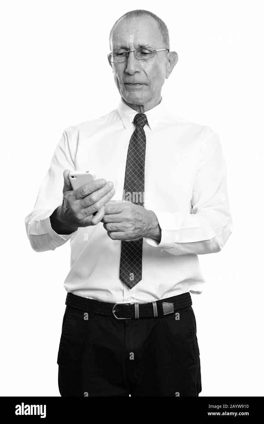 Studio shot of senior businessman using mobile phone Banque D'Images