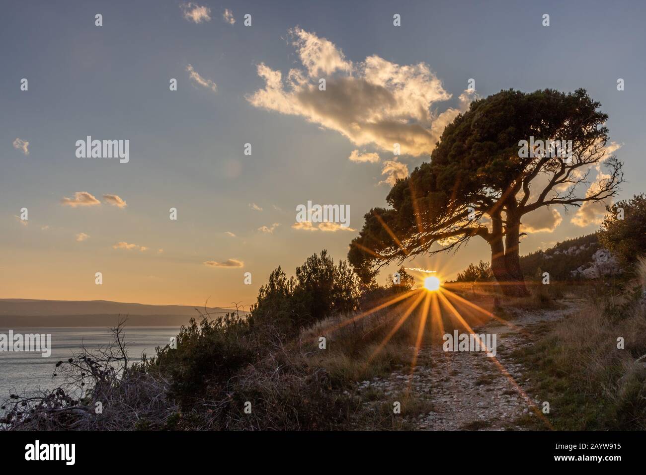 Magnifique coucher de soleil sur la plage Banque D'Images