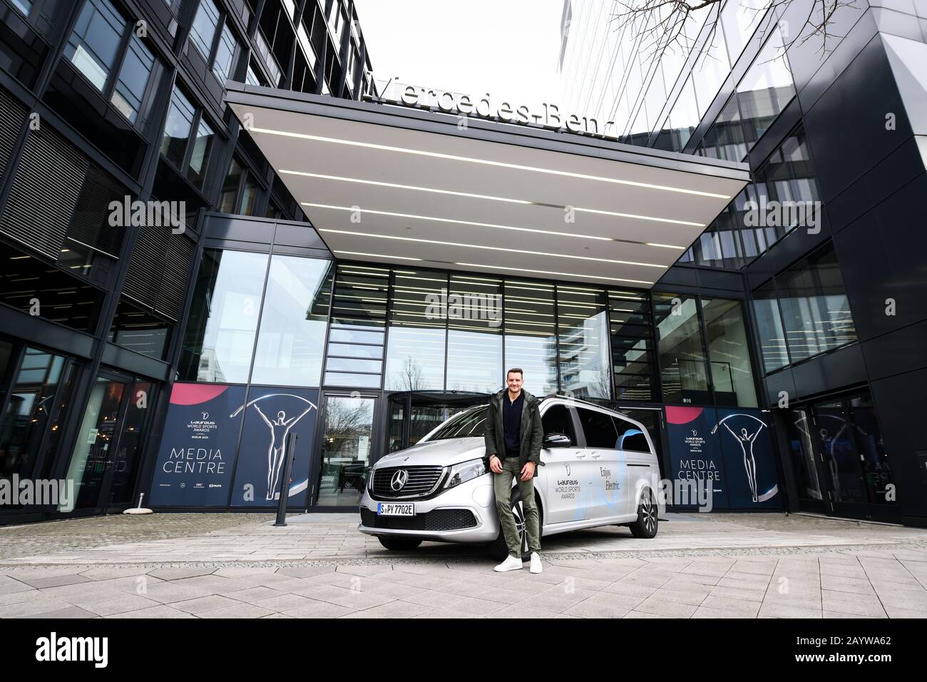 Jan Frodeno (Laureus Ambassador) devant la Mercedes-Benz EQV 300 et le centre de vente Mercedes-Benz de Berlin. (Consommation électrique en kWh/100 km: 27,0; émissions de CO 2 en g/km (combiné)). GES/Laureus World Sports Awards 2020, Berlin, 17 février 2020 | usage dans le monde entier Banque D'Images