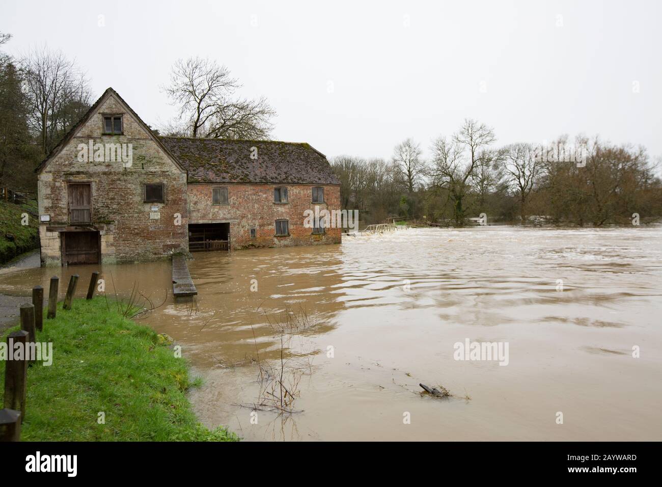 La rivière Dorset Stour inonde Sturminster Mill après de fortes pluies causées par la tempête Dennis. La tempête est arrivée le 15.02.2020 et a provoqué une tempête généralisée Banque D'Images