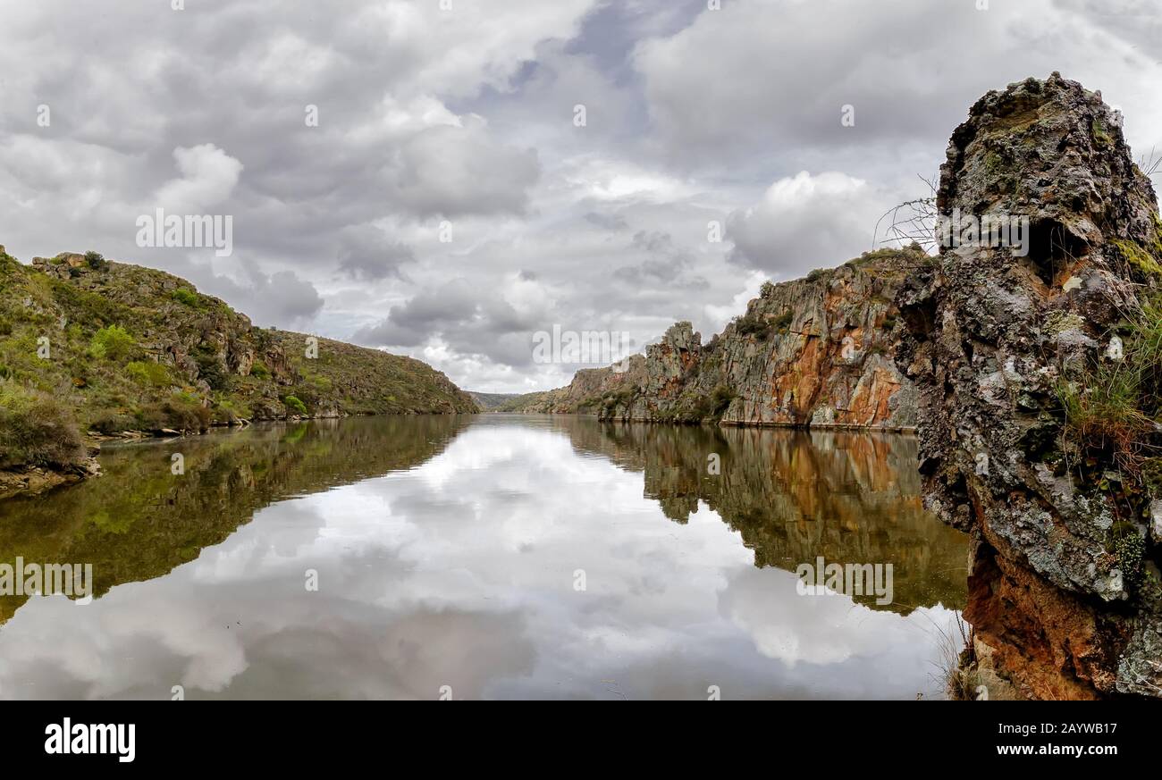 Paysage du fleuve Douro. Le Parc Naturel Des Arribes Del Duero. Espagne Banque D'Images