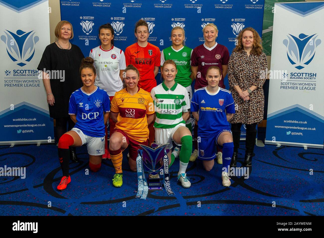 Glasgow, Royaume-Uni. 17 février 2020. Les joueurs représentant la première Ligue des femmes écossaises 1 se sont réunis aux côtés de Vivian MacLaren Présidente SWF Kerra McKinnie Chef du parrainage Scottish Building Society pour le lancement de leur campagne de la Ligue lors de l'événement de lancement de la première Ligue écossaise de la Scottish Building Society au stade National, Hampden Park, Glasgow, Lundi 17 Février 2020 | Crédit Colin Poultney/Alay Live News Banque D'Images