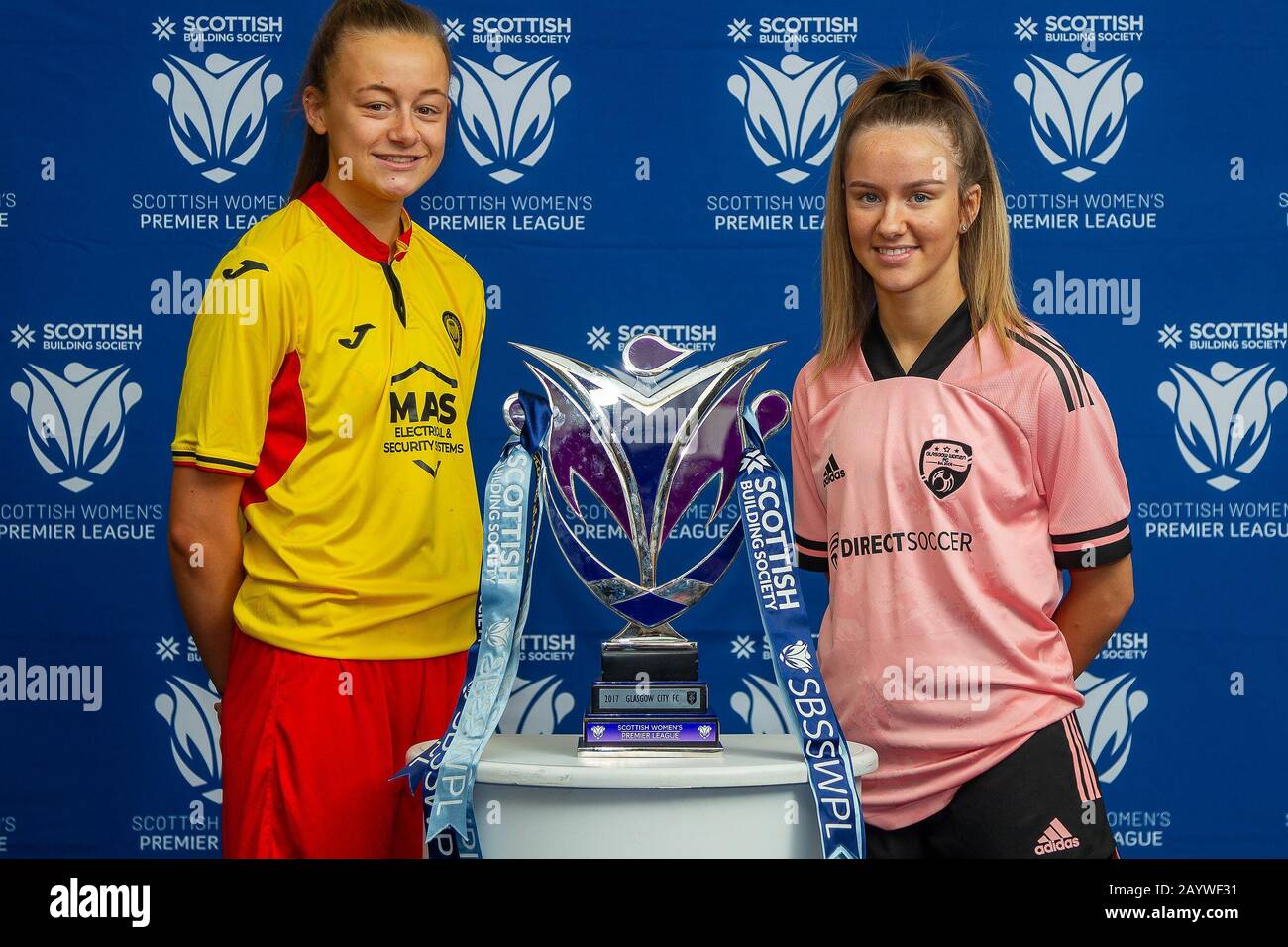 Glasgow, Royaume-Uni. 17 février 2020. Emma Craig De Partick Thistle Lfc & Lucy Ronald De Glasgow Women Fc Lors De L'Événement De Lancement De La Première Ligue De La Scottish Building Society À L'Occasion Du National Stadium, Hampden Park, Glasgow, Lundi 17 Février 2020 | Credit Colin Poultney/Alay Live News Banque D'Images