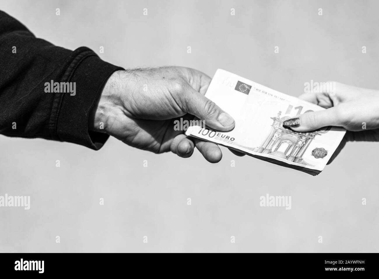 Donner de l'argent à la main comme le pot-de-vin ou des bouts ou salaire isolé, main travaillée dur prenant des billets en euros. Transfert de devises et récompense pour le travail acharné. Banque D'Images