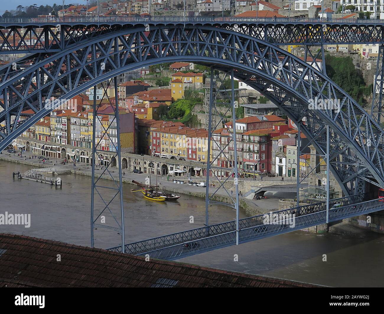 Le pont Luís I est un pont de voûte à double pont qui s'étend sur le fleuve Douro entre les villes de Porto et Vila Nova de Gaia. En bas de la voiture et métro supérieur . Banque D'Images