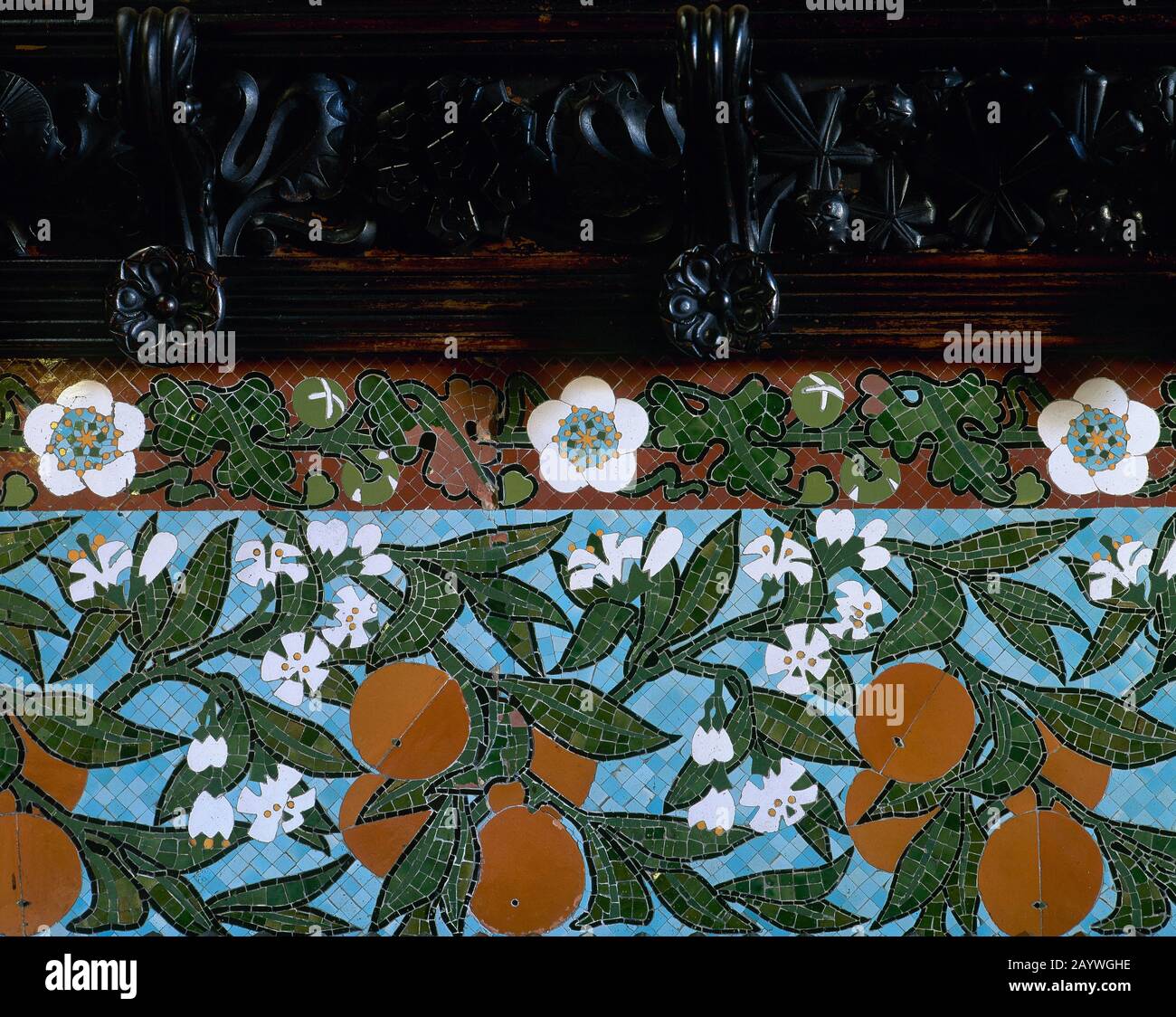 Espagne, Catalogne, Barcelone. La Fonda España. Rez-de-chaussée d'un bâtiment du milieu du XIXe siècle rénové par Lluis Domenech i Montaner (1850-1923), 1899. Frise en mosaïque vernie. Détails. Décoration moderniste. Banque D'Images