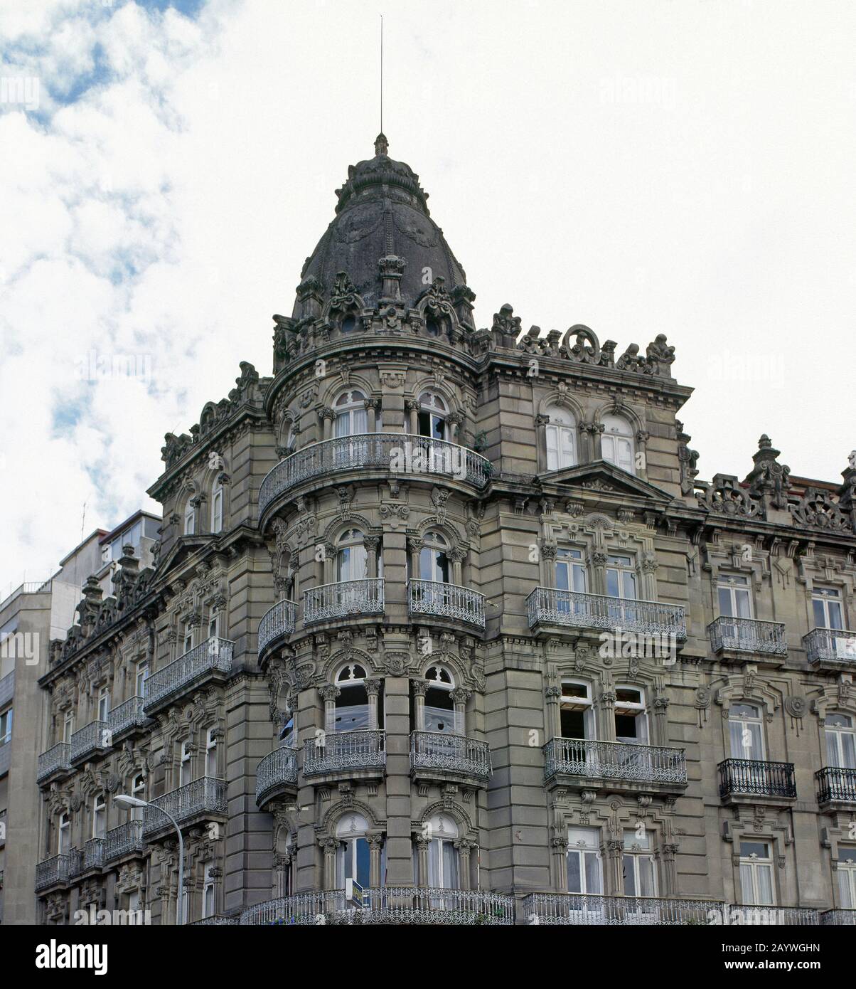 Espagne, Galice, Province De Pontevedra, Vigo. Bâtiment Bonin, 1910. Il a été construit dans un style éclectique par l'architecte Jenaro de la Fuente Dominguez (1851-1922). Rue Arenal. Détail architectural de la façade. Banque D'Images