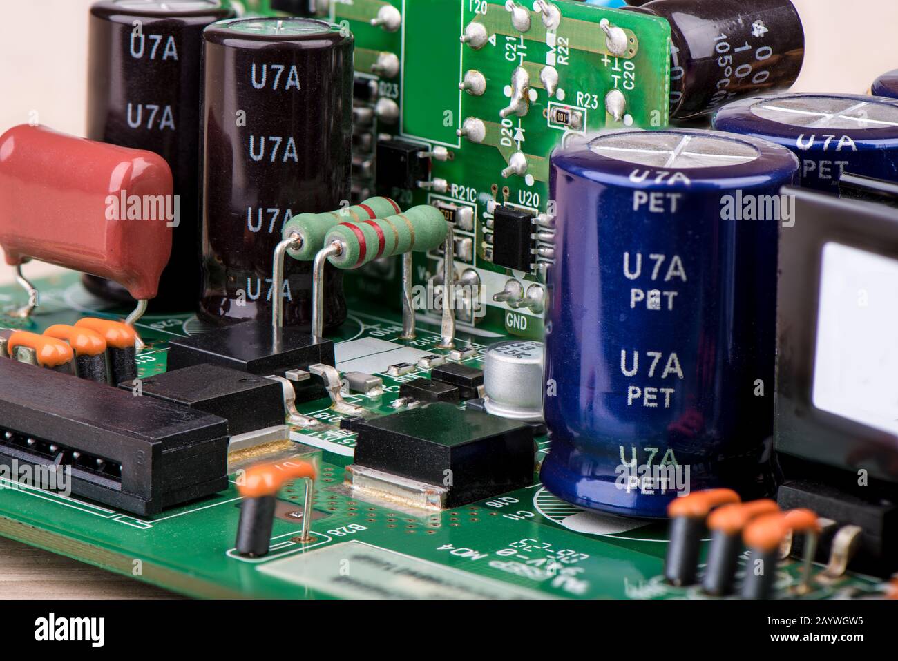 Résistances, condensateurs et autres composants électroniques de la micro puce à l'intérieur de l'ordinateur gros plan. Le monde de l'électronique. Banque D'Images