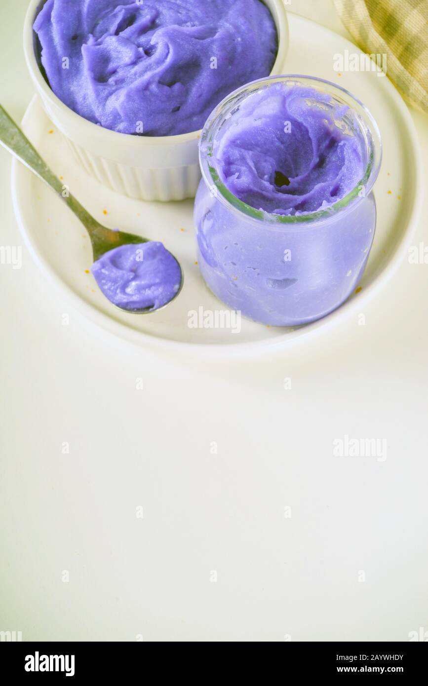 Ube Halaya. Halayang Ube. Confiture de yam de halaya mauve à la mode, recette de tartiner aigre-douce et philippine, dans un bol différent avec pain grillé Banque D'Images