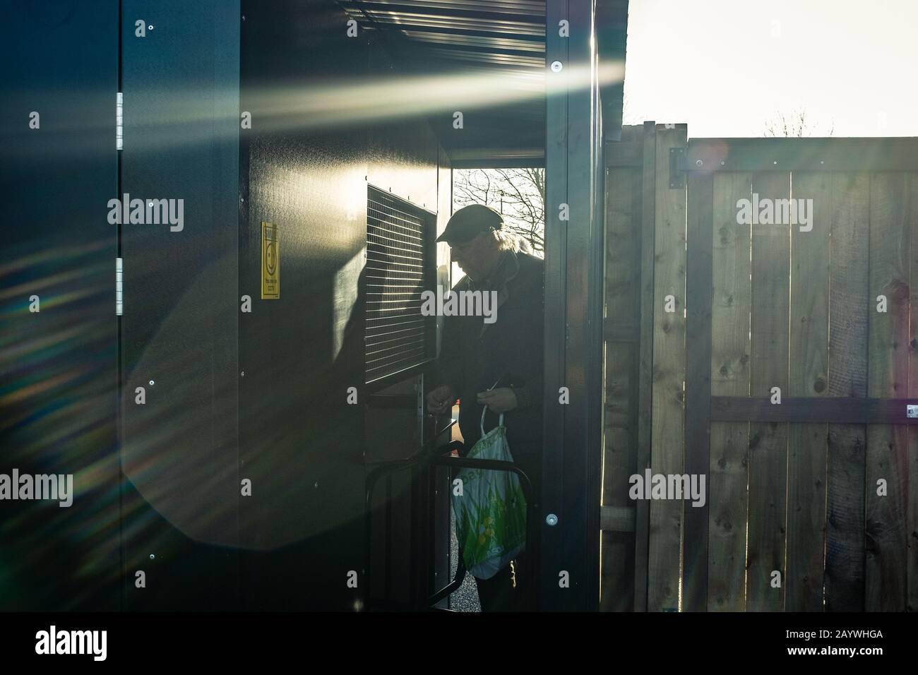 Fan de football / spectateur qui passe par le tourniquet dans un stade de football non ligue Banque D'Images