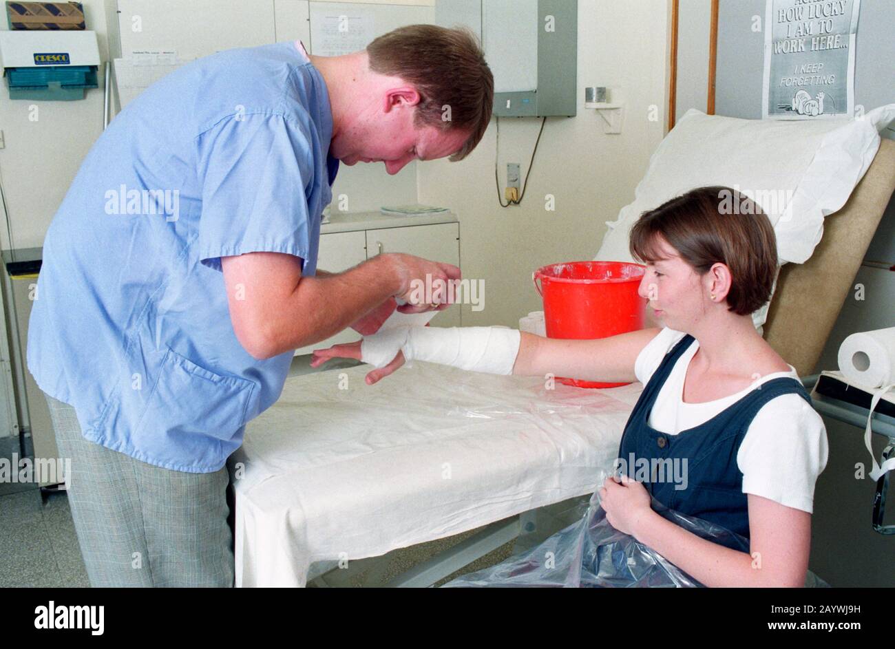avant d'appliquer un plâtre moulé à un membre cassé, l'infirmière mettra d'abord sur un rembourrage et un bandage doux Banque D'Images