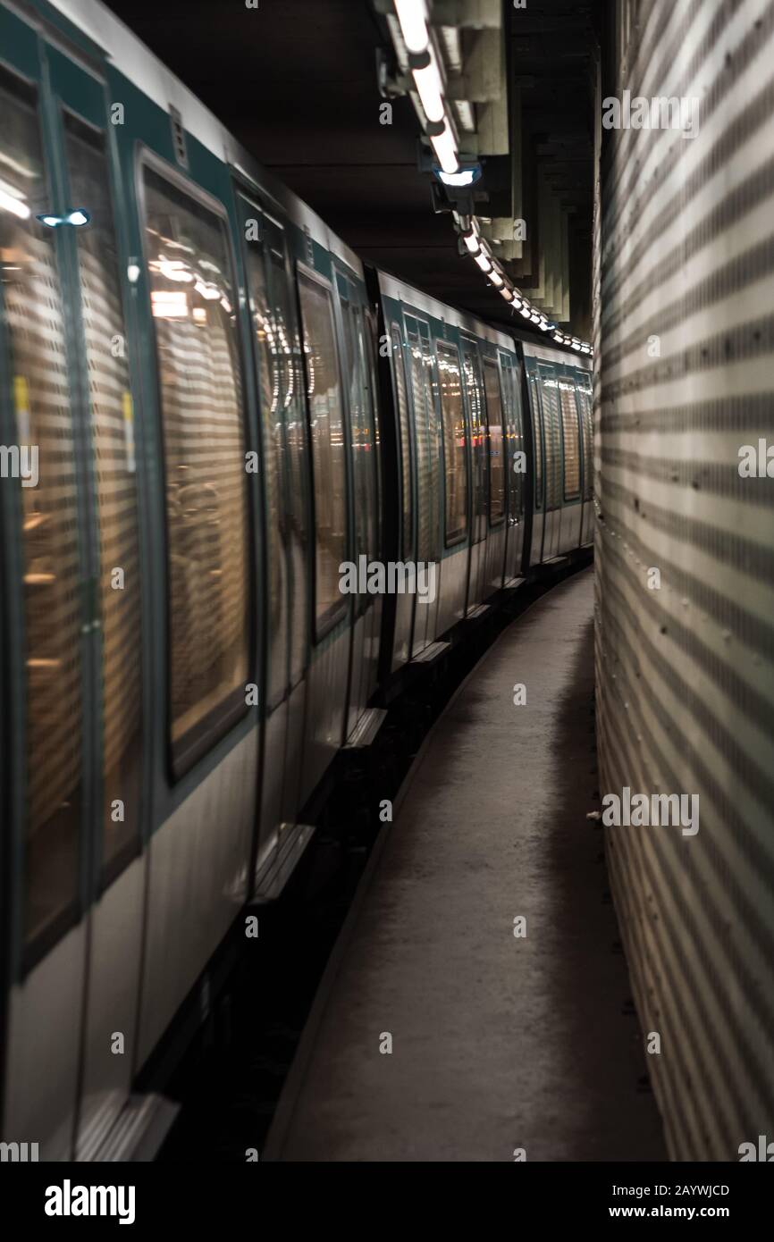 Métro à la plate-forme dans la métropole parisienne Banque D'Images