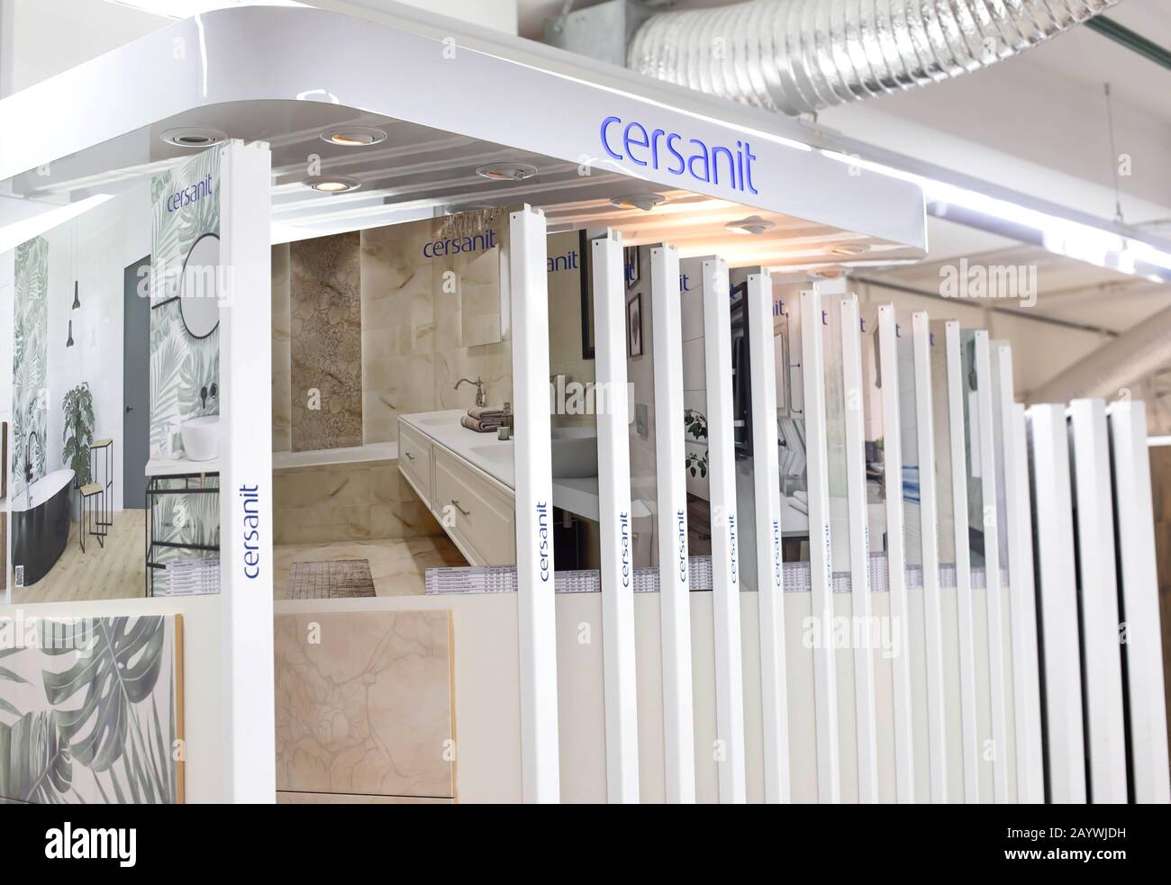 Minsk, BIÉLORUSSIE 4.11.2019: Vente de carreaux de céramique modernes sur les murs et le sol dans le magasin Banque D'Images