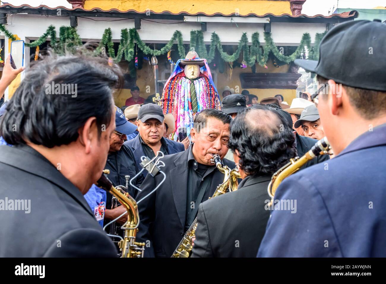 Santiago Atitlan, Guatemala - 19 avril 2019: Musiciens et divinité maya et saint folk appelés Maximon ou San Simon dans les célébrations Du vendredi Saint. Banque D'Images