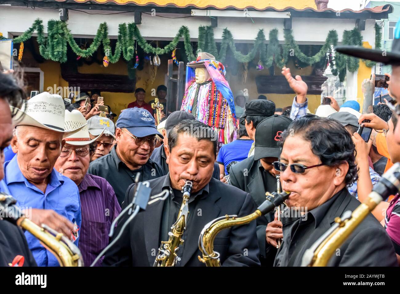 Santiago Atitlan, Guatemala - 19 avril 2019: Musiciens et divinité maya et saint folk appelés Maximon ou San Simon dans les célébrations Du vendredi Saint. Banque D'Images