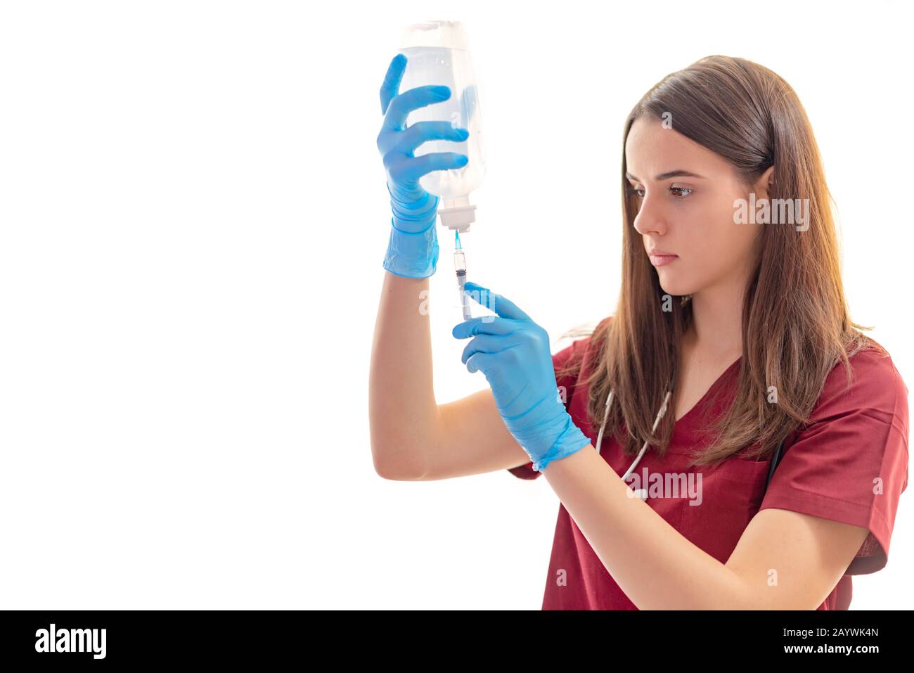 jeune médecin préparant l'injection Banque D'Images