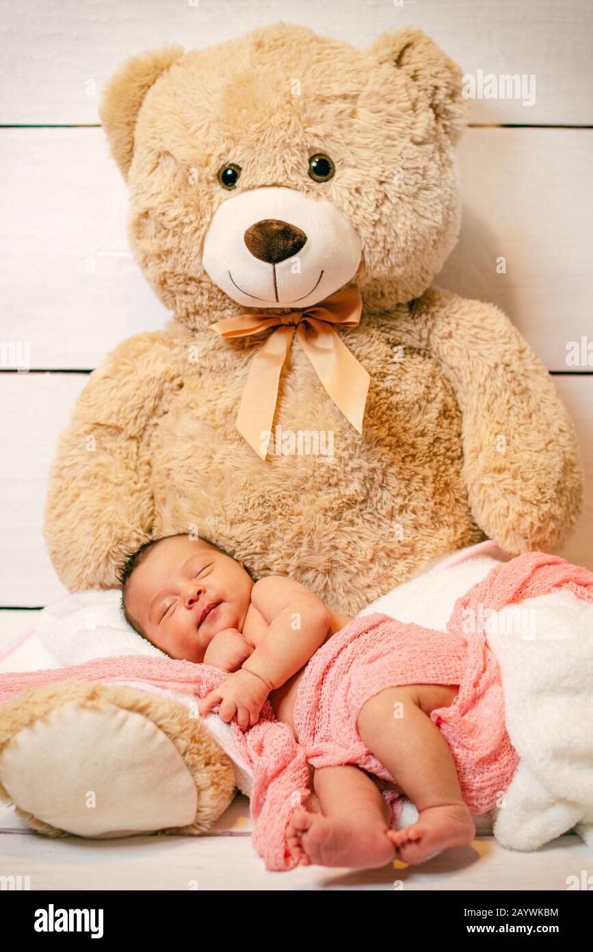 nouveau-né dormant sur un ours en peluche en studio Banque D'Images