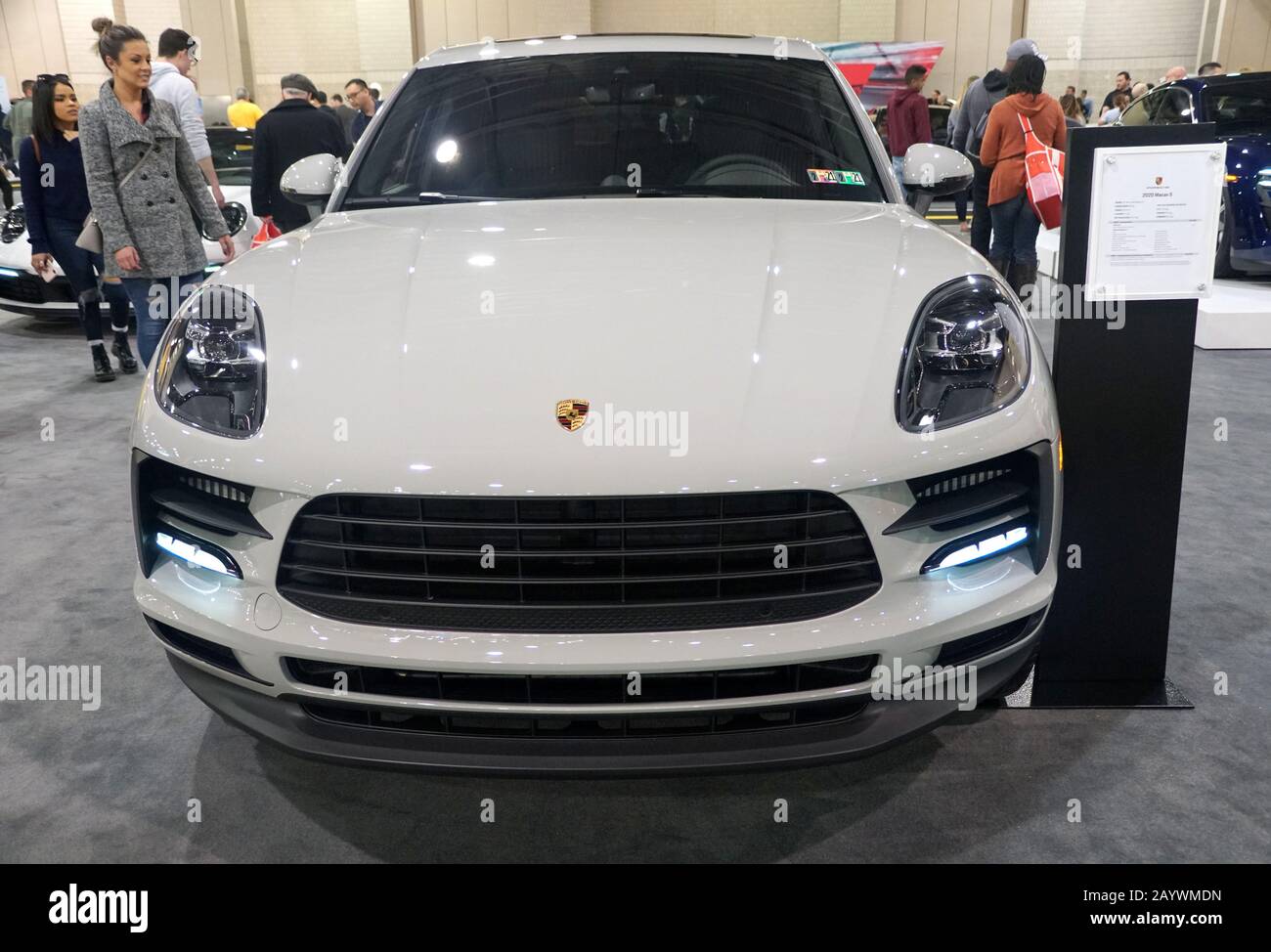 Philadelphie, Pennsylvanie, États-Unis - 9 février 2020 - la vue avant du SUV compact Porsche Macan S blanc 2020 Banque D'Images