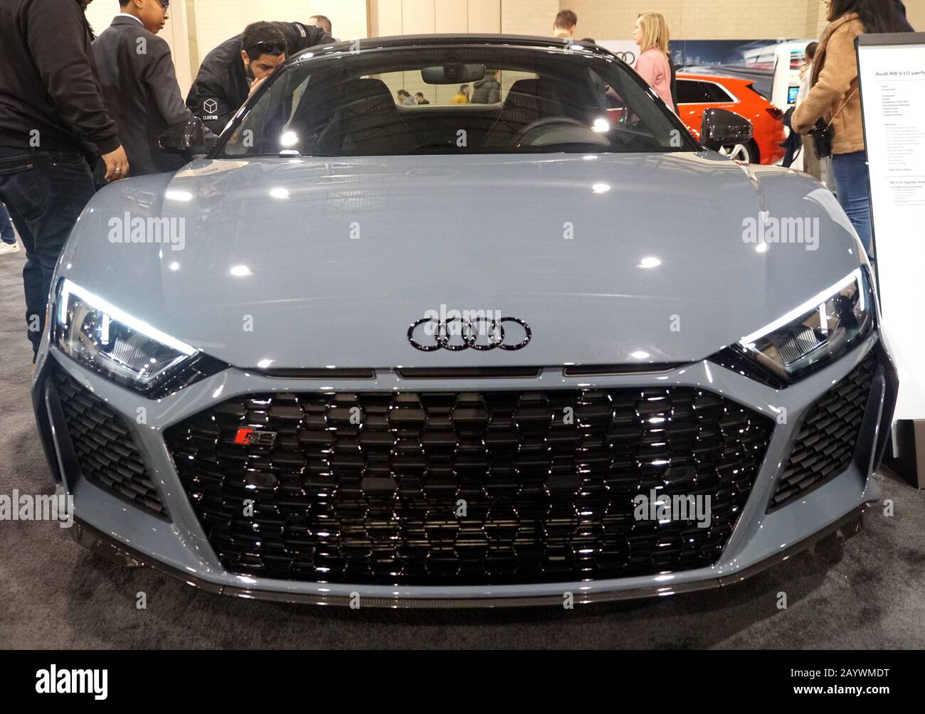 Philadelphie, Pennsylvanie, États-Unis - 9 février 2020 - la vue avant de la couleur blanche perle de 2020 Audi   V10 Performance Spyder Quattro sports c Banque D'Images