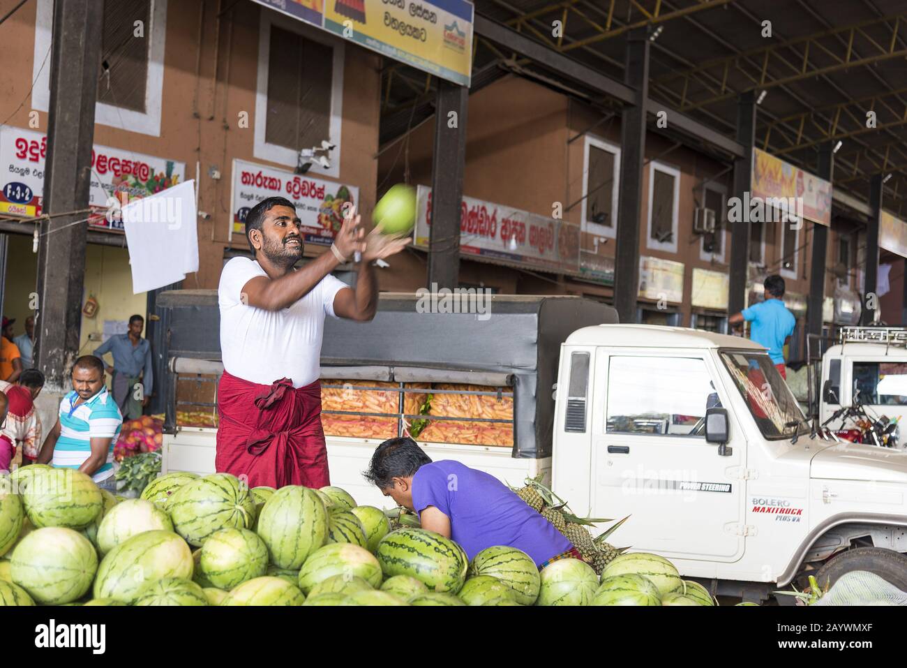 Dambulla, Sri Lanka: 18/03/2019: Dambulla, Sri Lanka: 18/03/2019: À l'intérieur du plus grand marché de la vente de fruits et légumes au Sri Lanka. Homme attrapant m Banque D'Images