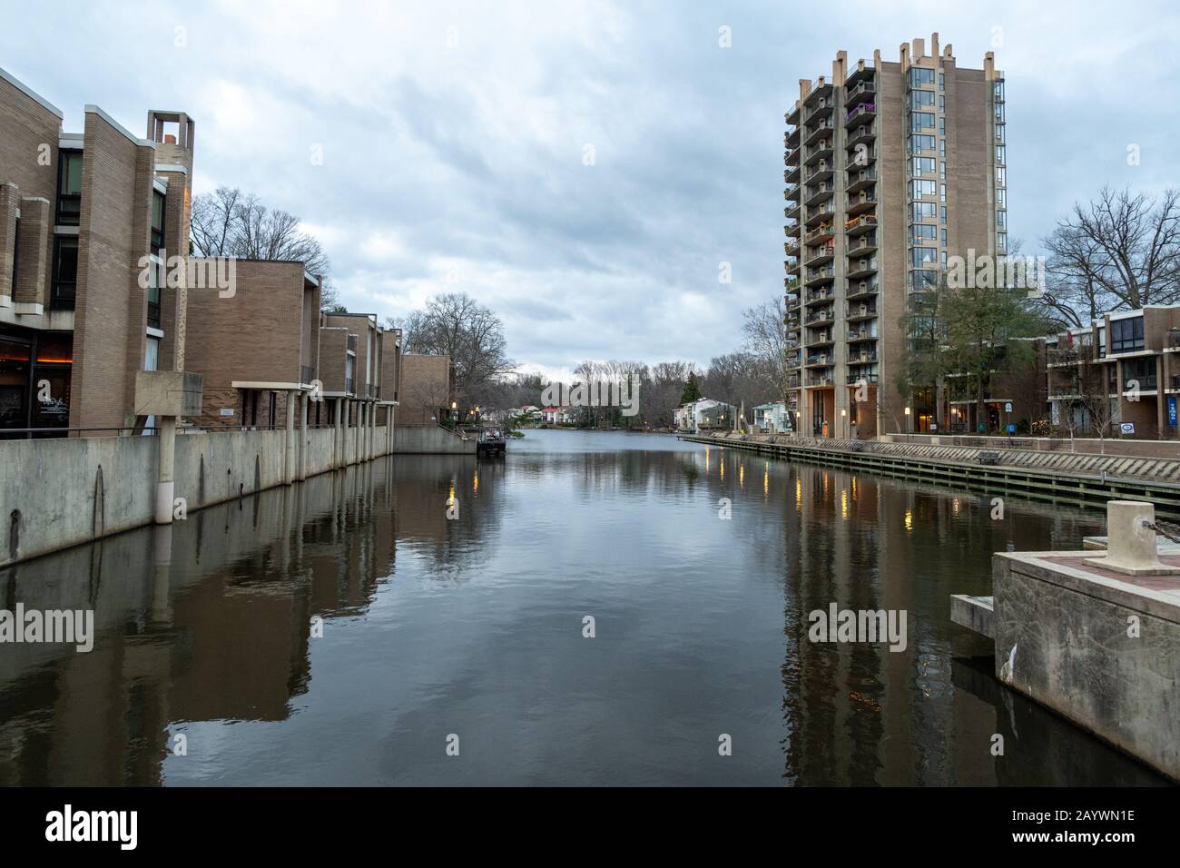 Reston, Virginie, États-Unis -- 14 Février 2020. Une photo grand angle de condominiums dans un style architectural brutaliste situé sur le lac Anne à Reston, en Virginie. Banque D'Images