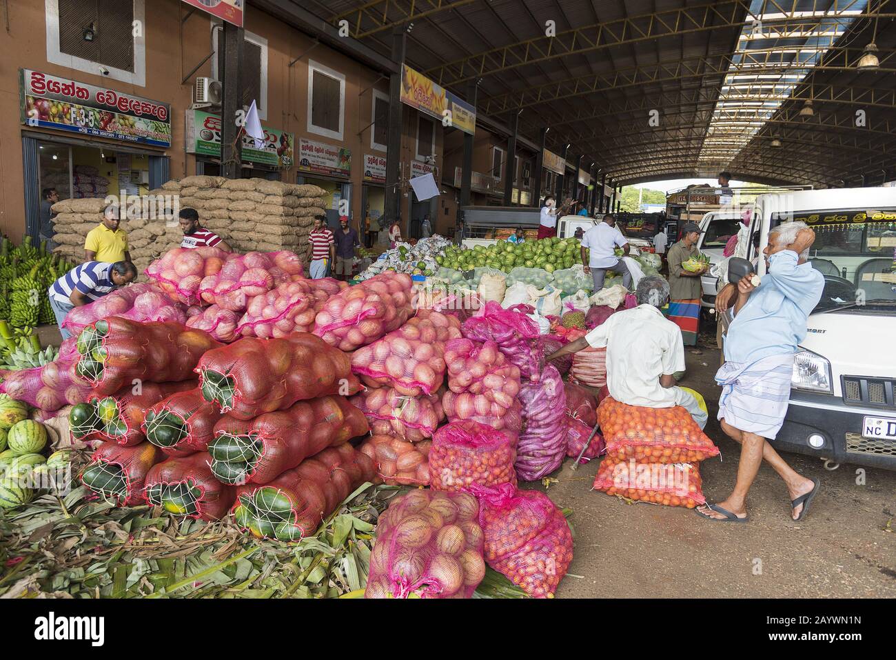 Dambulla, Sri Lanka: 18/03/2019: À l'intérieur du plus grand marché de la vente de fruits et légumes au Sri Lanka. Banque D'Images