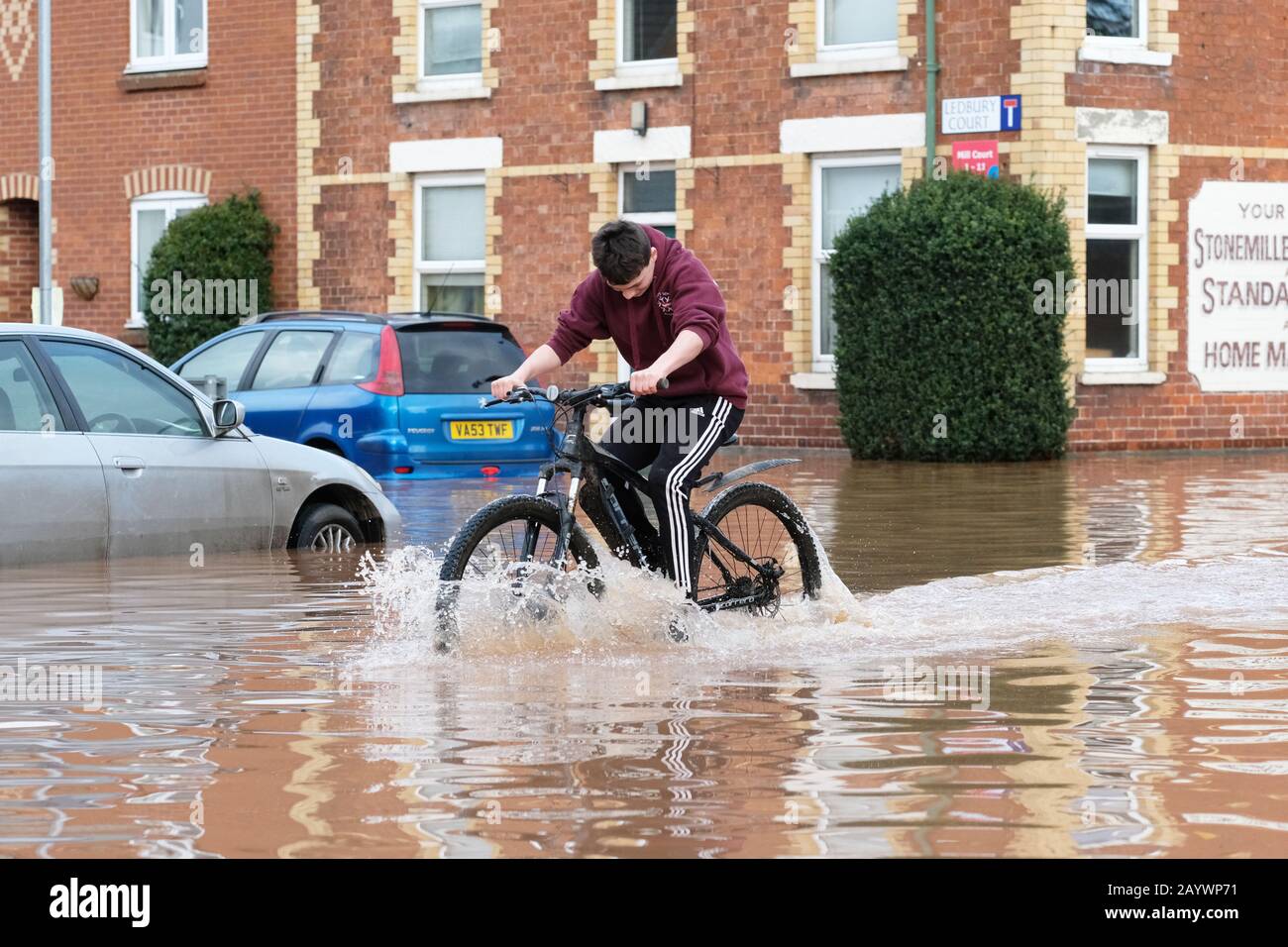 Hereford, Herefordshire, Royaume-Uni - Lundi 17 février 2020 - un jeune adolescent s'amuse à faire du vélo dans la zone inondée de Ledbury Road de la ville. Photo Steven May / Alay Live News Banque D'Images