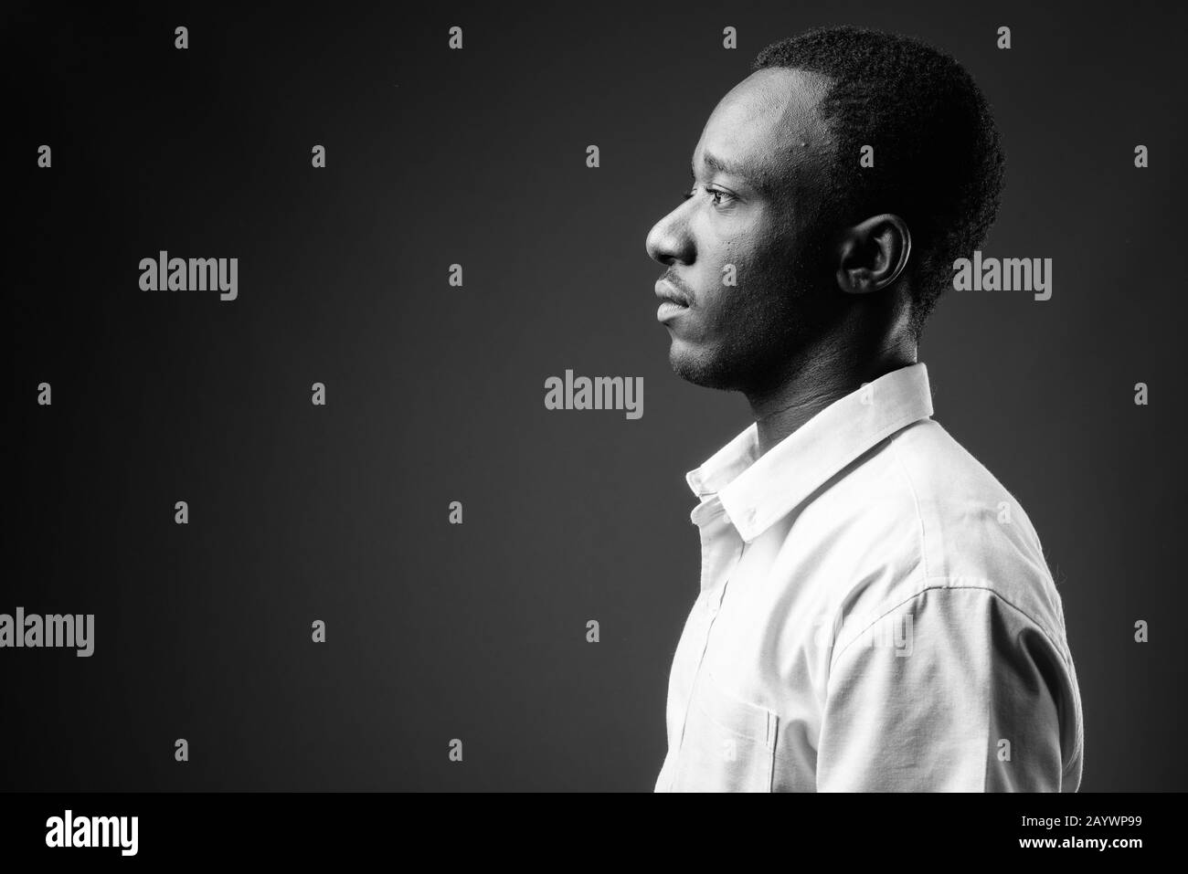 Portrait de jeune homme d'affaires africain sur fond gris Banque D'Images