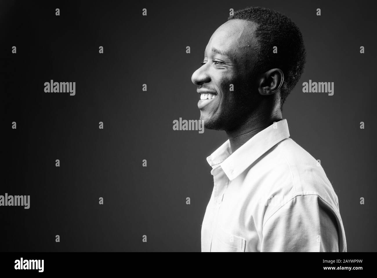 Portrait de jeune homme d'affaires africain sur fond gris Banque D'Images